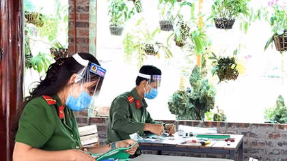 Thanh niên Công an huyện Đức Thọ làm mặt nạ phòng chống dịch COVID-19