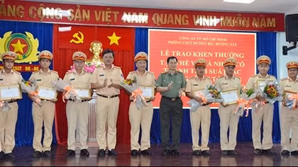 Công an TP Hồ Chí Minh khen thưởng nhiều gương người tốt, việc tốt