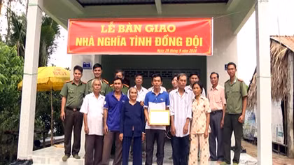 Bàn giao nhà nghĩa tình đồng đội