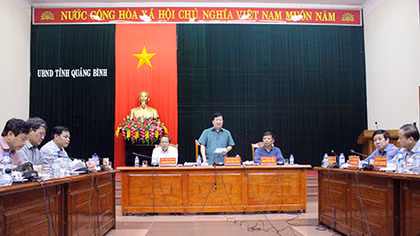 Phó Thủ tướng Trịnh Đình Dũng họp thâu đêm tìm giải pháp chống lũ