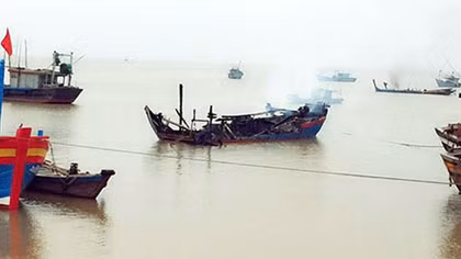 Bà hỏa thiêu rụi ba tàu cá ở Thanh Hóa