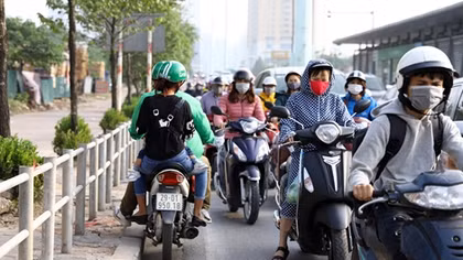 Vỉa hè bị rào chắn, nhiều người lao xuống đường đi ngược chiều