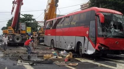 Xe khách lật nghiêng do tránh xe máy, một người chết