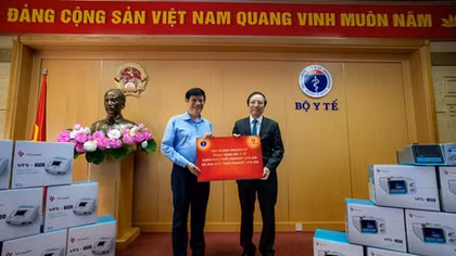 Vingroup trao tặng 1.700 máy thở và tài trợ hóa chất cho 56.000 xét nghiệm COVID-19