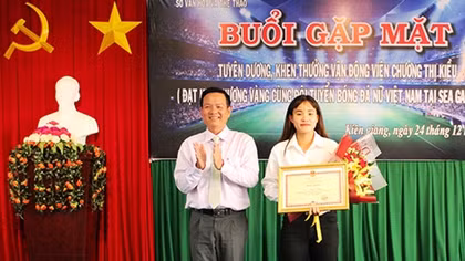 VĐV người Khmer Chương Thị Kiều được khen thưởng ở quê nhà