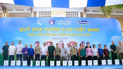 Qũy Sữa vươn cao Việt Nam và Vinamilk trao tặng 70.000 ly sữa cho trẻ em Thái Nguyên 