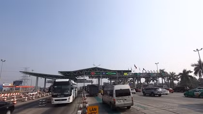 Nhắc nhở trước, xử phạt sau xe không dán thẻ đi vào làn thu phí không dừng