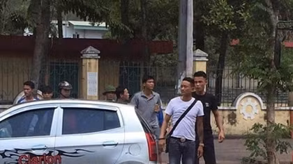 Đưa vợ đi đẻ, Hiệp Gà “hôn đuôi” ô tô đỗ ven đường