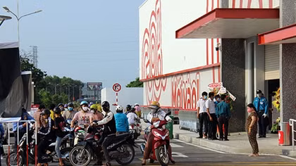 Bất chấp dịch COVID - 19, hàng trăm người tập trung tại siêu thị mới khai trương
