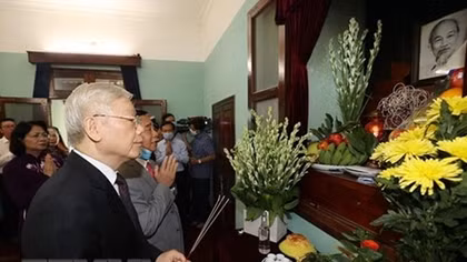 Tổng Bí thư, Chủ tịch nước dâng hương tưởng niệm Chủ tịch Hồ Chí Minh