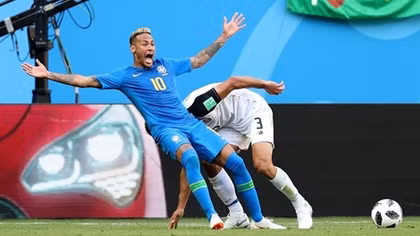 Khi VAR lên tiếng, Neymar trở thành một chú hề trên sân