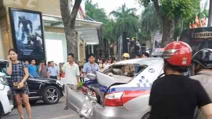 Bán tải mất lái, tông liên hoàn trên phố Bà Triệu