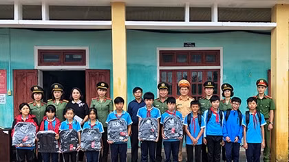 Công an Sơn La hướng về bà con vùng lũ miền Trung