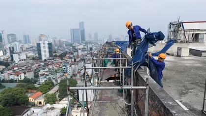Cận cảnh công nhân tháo dỡ các tầng vi phạm của tòa nhà 8B Lê Trực 