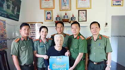 Công an Đắk Nông thăm, tặng quà mẹ Việt Nam Anh hùng 