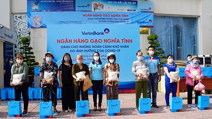 “Ngân hàng gạo nghĩa tình” của VietinBank đến với người nghèo TP. HCM