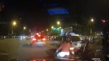 Vi phạm giao thông, tài xế tăng ga bỏ chạy