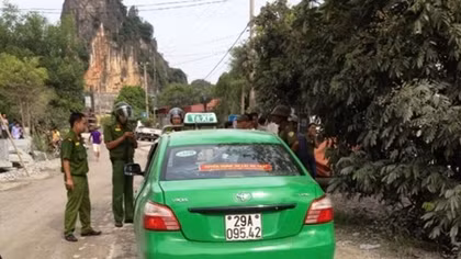Nhóm côn đồ lãnh cơn mưa gạch đá khi vào làng đánh người