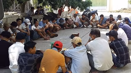 32 đối tượng "tụ tập" tại bãi đất trống tổ chức đá gà ăn tiền