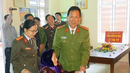Trao tặng nhà tình nghĩa cho mẹ Việt Nam anh hùng Lê Thị Tý