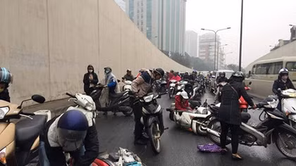 Hàng loạt xe máy trượt ngã ở hầm Kim Liên