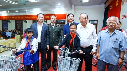 Phó Thủ tướng Thường trực Trương Hòa Bình trao xe đạp tặng học sinh Tân Trào