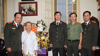 Thứ trưởng Nguyễn Văn Thành thăm hỏi và chúc mừng nhà giáo Phạm Tâm Long