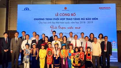 Chương trình trao tặng 1,95 triệu mũ bảo hiểm cho học sinh lớp 1 toàn quốc