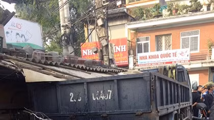 Chết máy giữa dốc, xe tải trôi tuột vào nhà dân