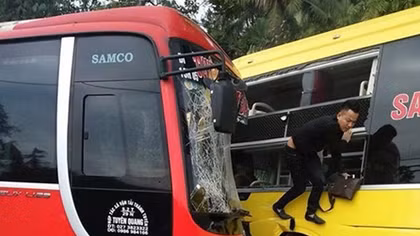 Hai xe khách đấu đầu tan nát ở Tuyên Quang