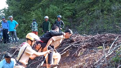 Cảnh sát giao thông kịp thời cứu thanh niên đi xe máy lao xuống vực sâu