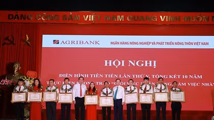 “Đẩy mạnh học tập và làm theo tư tưởng, đạo đức, phong cách Hồ Chí Minh” là việc làm thường xuyên, liên tục của Đảng bộ Agribank