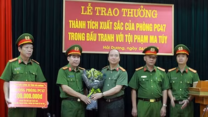 Khen thưởng tập thể, cá nhân triệt xóa tổ chức ma túy lớn ở Hải Dương
