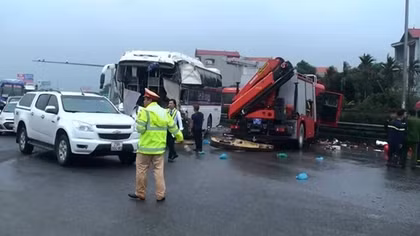  Xe cứu hỏa đối đầu với xe khách trên cao tốc, 9 người bị thương nặng