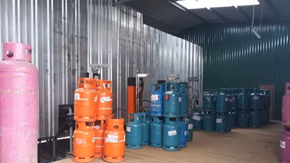 Quây tôn trên bãi đất trống san chiết gas trái phép quy mô lớn