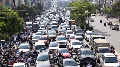 Nhiều tuyến phố Hà Nội vẫn đông nghịt người sau công điện 15