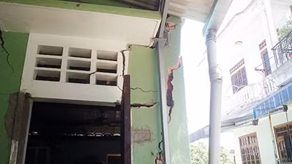 Nhiều nhà dân bị sụt lún do thi công dự án cải thiện môi trường nước