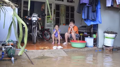 Mưa ập đến lúc nửa đêm, TP Điện Biên Phủ "chìm nghỉm" trong nước