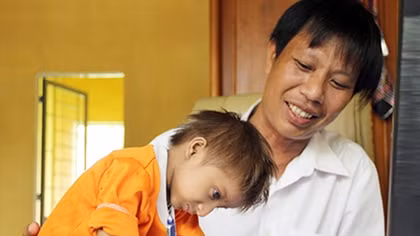 Người thầy của cậu bé tý hon nhất Việt Nam