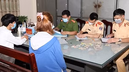 Hà Nam xử phạt nhiều người không đeo khẩu trang nơi công cộng