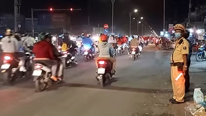 Cầu Rạch Miễu ken đặc ô tô và xe máy
