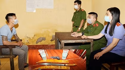 Giám đốc cùng 7 nhân viên mang đao đi giải quyết mâu thuẫn