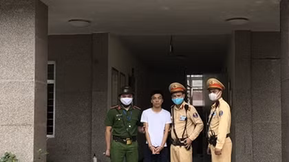 Phi tang ma túy bất thành, gã trai bị CSGT khóa tay tại chỗ