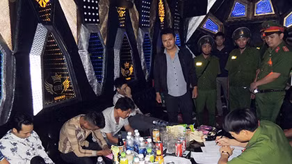 10 nam nữ thanh niên phê ma túy trong phòng karaoke