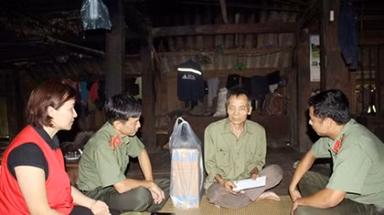 Khám bệnh, cấp thuốc miễn phí cho người dân vùng sâu huyện Đà Bắc