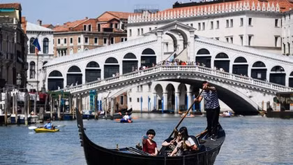 Cảnh sát Italia vất vả xử phạt du khách ý thức kém, mang theo vũ khí…