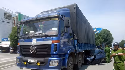 Xe 4 chỗ chui tọt vào gầm xe tải