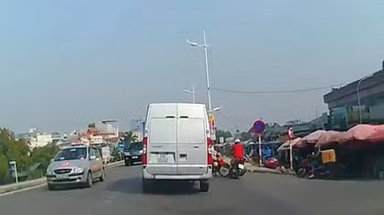 Thanh niên áo đỏ thoát chết như phim hành động Mỹ