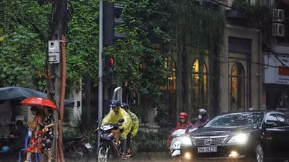 "Cơn mưa vàng" giải nhiệt Hà Nội sau đợt cao điểm nắng nóng