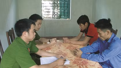 Nghẹt thở giây phút giải cứu 2 cháu nhỏ bị kẻ buôn ma túy bắt làm con tin
